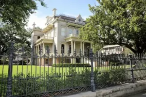 Homes of the Rich & Famous Garden District Tour in New Orleans